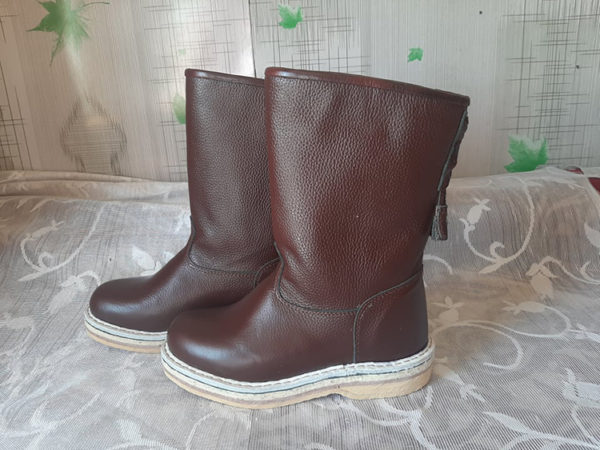 Mongolian traditional white sole boots for child