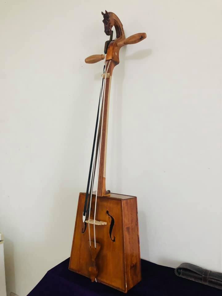 The hu deals horse head fiddle